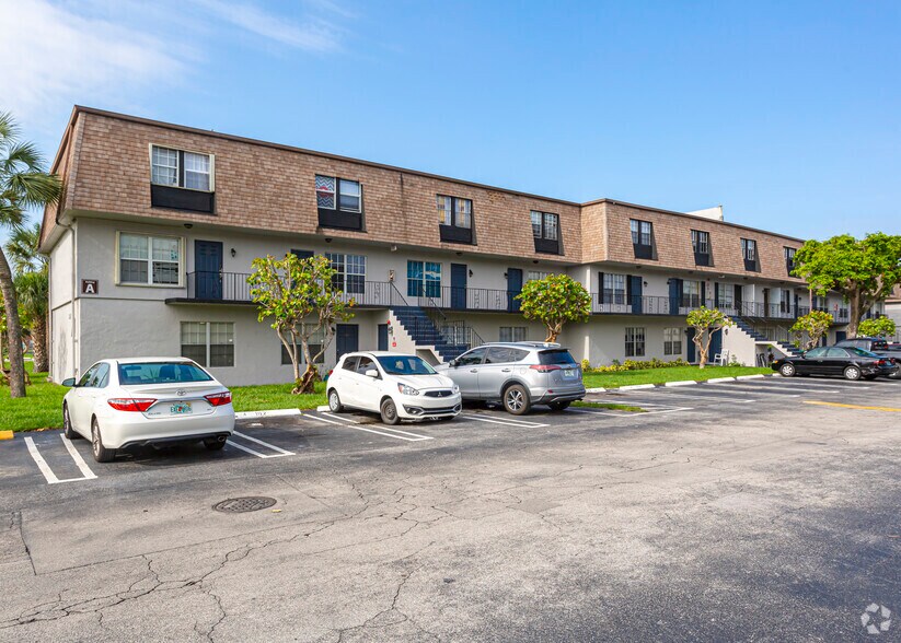 3901 36th Ct, West Palm Beach, FL à vendre - Photo du bâtiment - Image 3 de 32