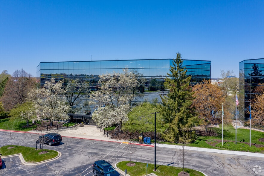 20975 Swenson Dr, Waukesha, WI for lease - Building Photo - Image 3 of 7