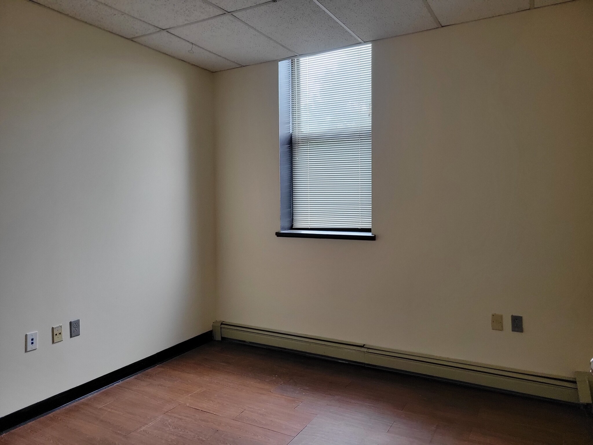 15 Ackerman Ave, Clifton, NJ for lease Interior Photo- Image 1 of 6