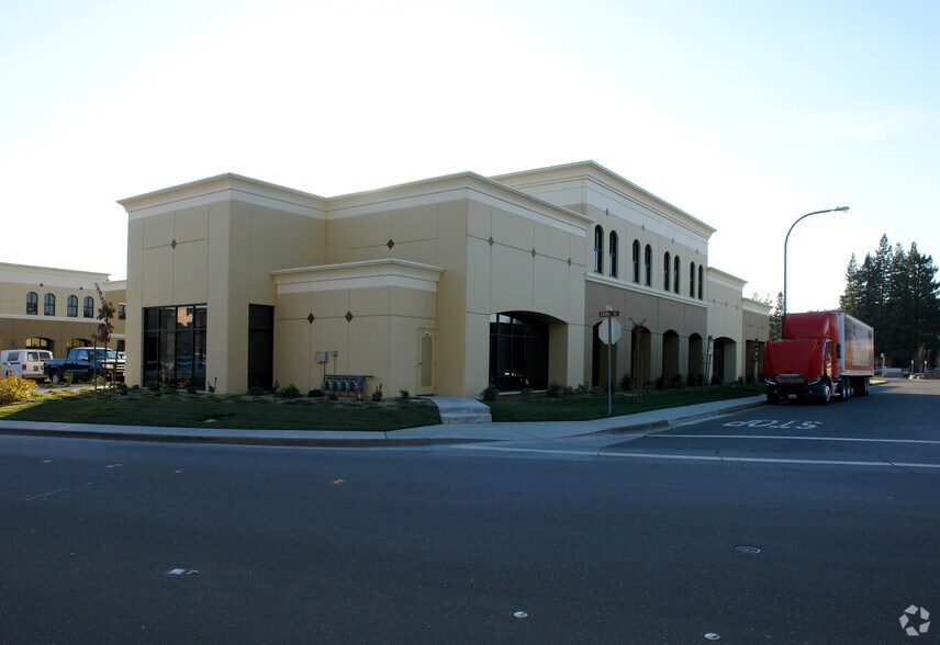 205-245 Foss Creek Cir, Healdsburg, CA à vendre - Photo du bâtiment - Image 3 de 66