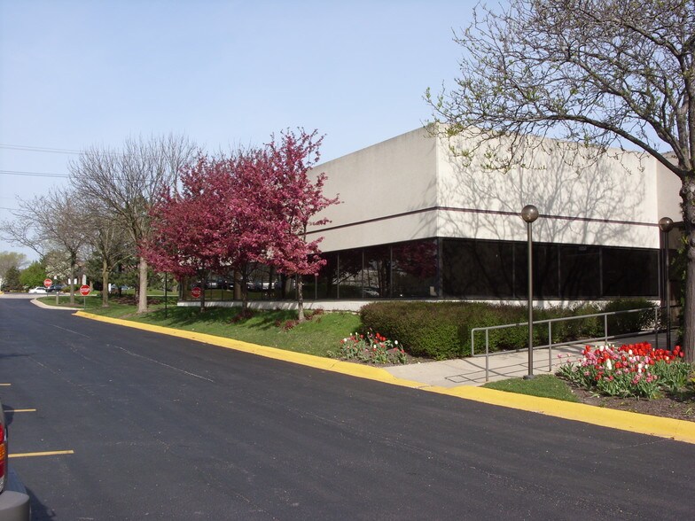 1251 N Plum Grove Rd, Schaumburg, IL à louer - Photo du bâtiment - Image 3 de 19