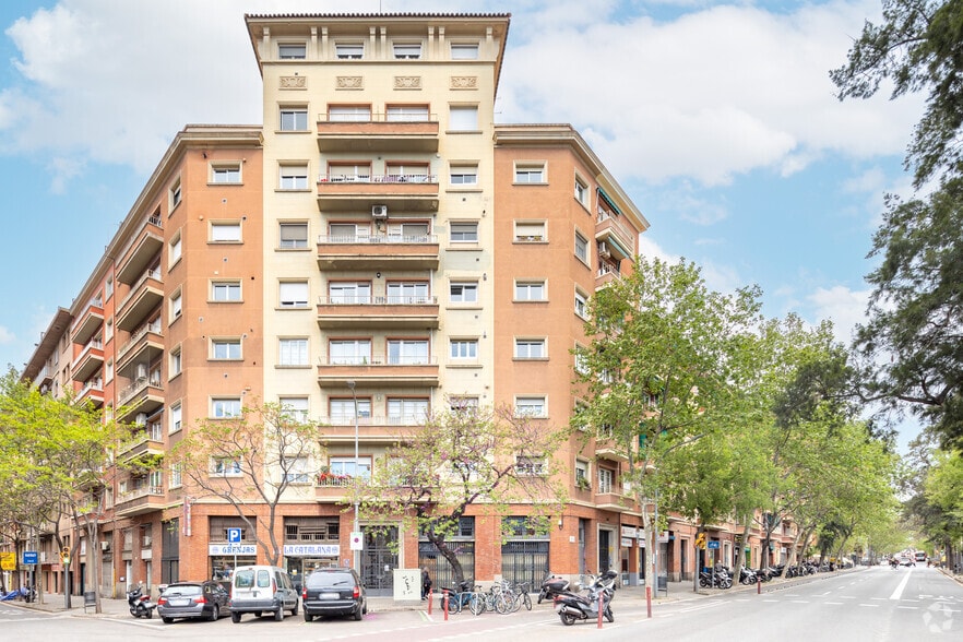 Immeuble residentiel dans Barcelone, Barcelona à vendre - Photo du bâtiment - Image 2 de 4