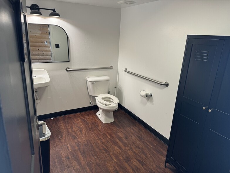 17037 Kercheval Ave, Grosse Pointe, MI à louer - Photo du bâtiment - Image 2 de 4