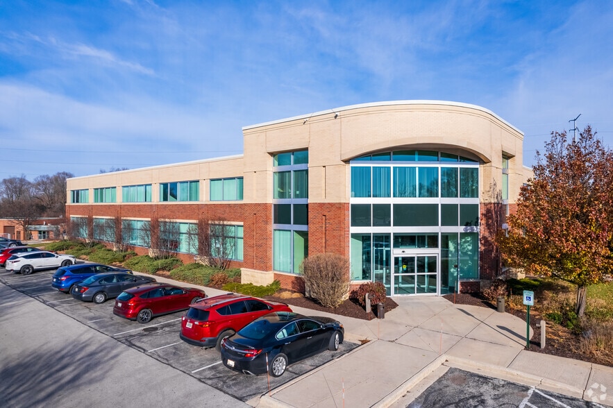 5650 N Green Bay Ave, Glendale, WI à louer - Photo du bâtiment - Image 1 de 10