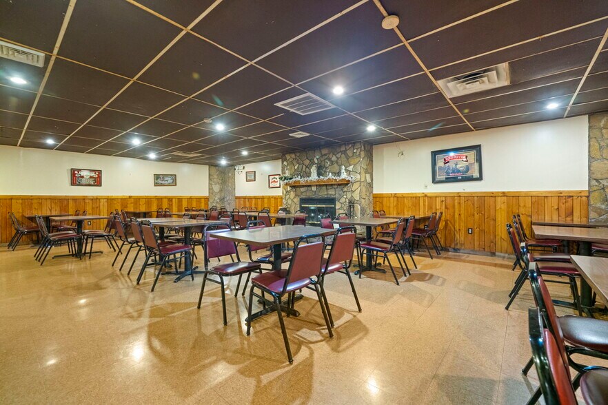 208 N Walnut St, Stillman Valley, IL à vendre - Photo du bâtiment - Image 2 de 52