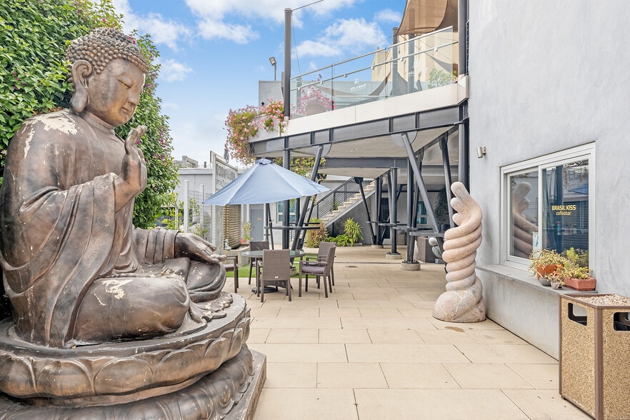 6350 Santa Monica Blvd, Los Angeles, CA for lease - Building Photo - Image 3 of 43