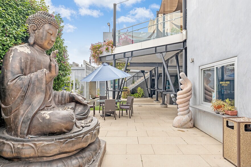 6350 Santa Monica Blvd, Los Angeles, CA à louer - Photo du bâtiment - Image 3 de 43