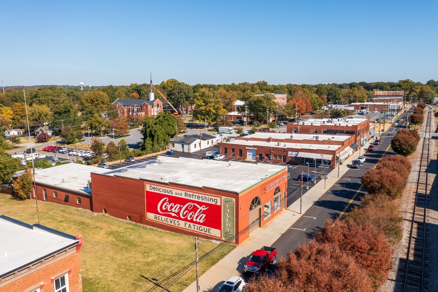 128-162 N Broad St, Mooresville, NC for lease - Building Photo - Image 1 of 17