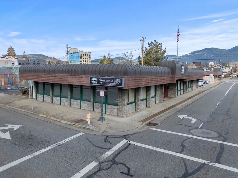 206 NE 7th St, Grants Pass, OR à vendre - Photo du bâtiment - Image 2 de 22