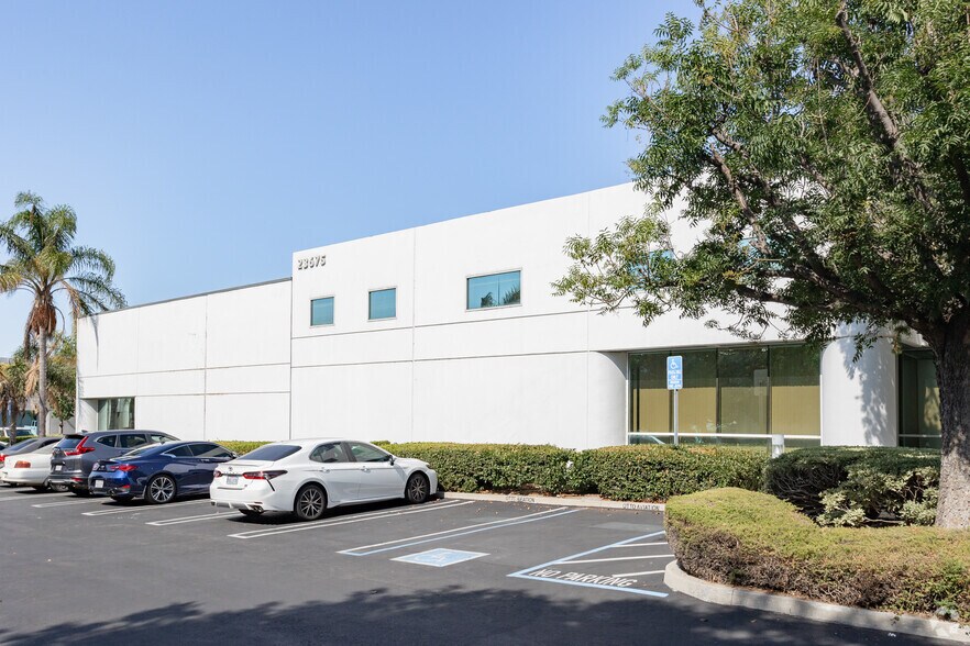 23671-23675 Via Del Rio, Yorba Linda, CA à louer - Photo du bâtiment - Image 3 de 10