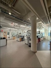 30-02 48th Ave, Long Island City, NY à louer Photo intérieure- Image 1 de 7