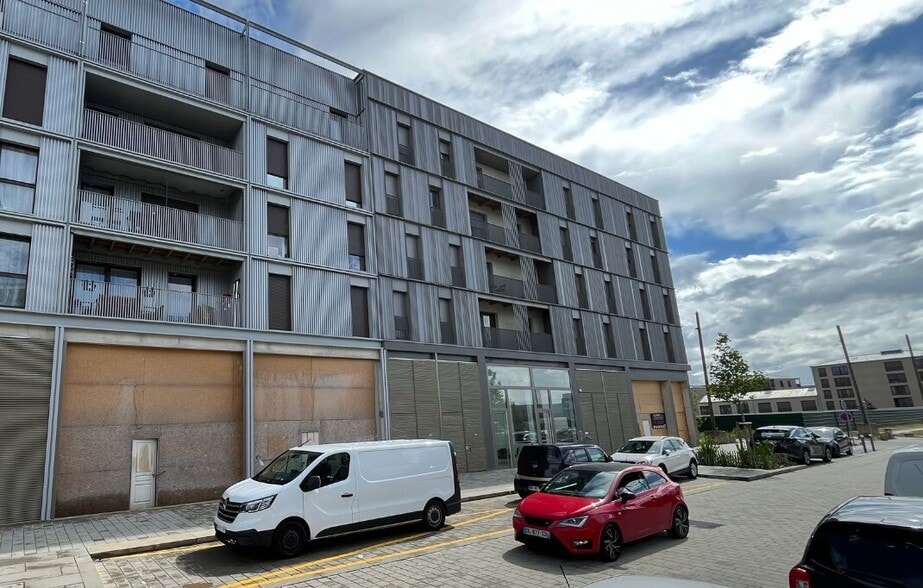 Retail in Bussy-Saint-Georges for lease - Building Photo - Image 3 of 3