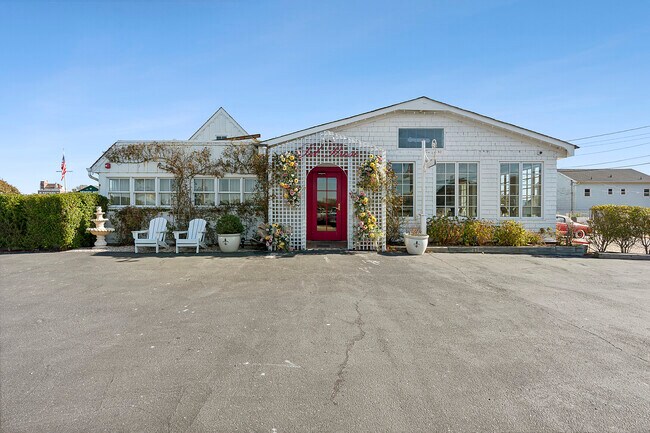 More details for 4 S Elmwood Ave, Montauk, NY - Retail for Sale