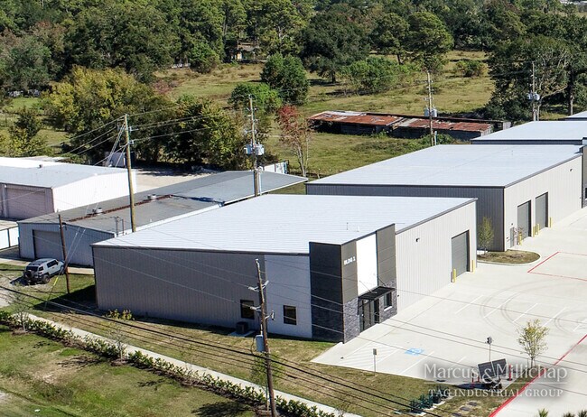 Plus de détails pour 2323 S Houston Ave, Humble, TX - Industriel à vendre