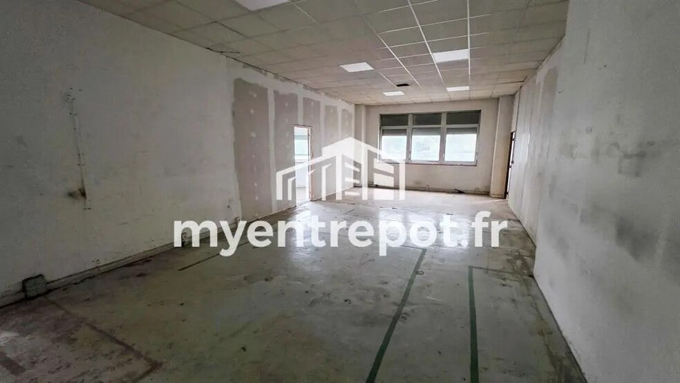 Flex in Marseille for lease - Interior Photo - Image 2 of 9