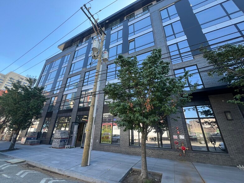 139 Christopher Columbus Dr, Jersey City, NJ à louer - Photo du bâtiment - Image 2 de 4