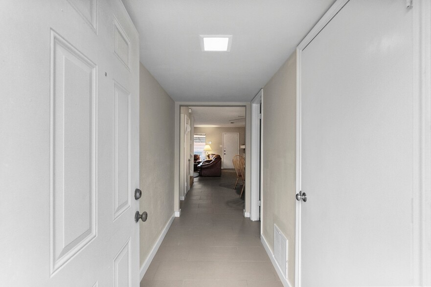 407 W Semands St, Conroe, TX for sale - Interior Photo - Image 3 of 11