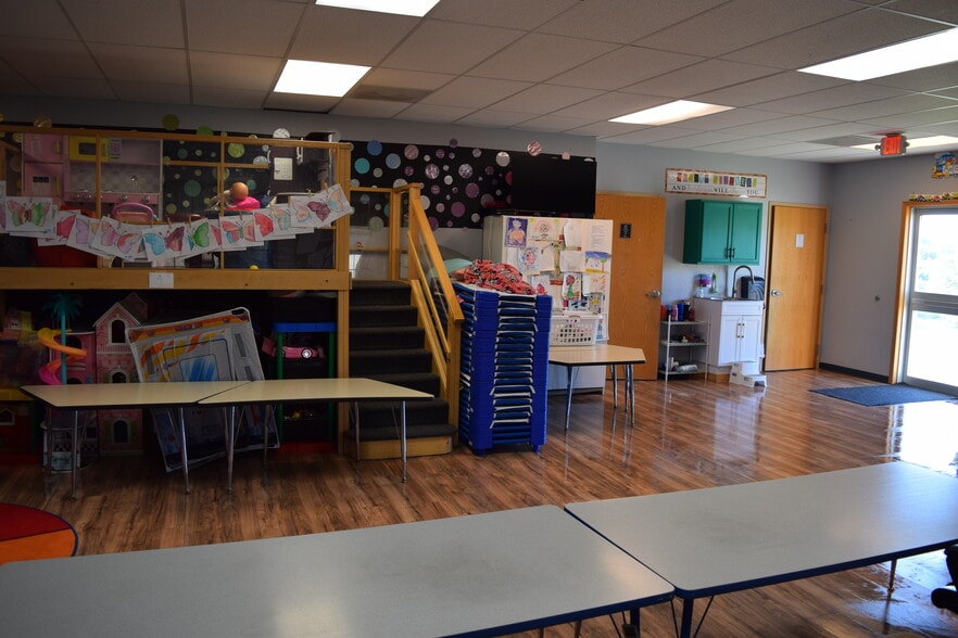 1903 Van Hoy Dr, Pleasant Hill, MO for sale - Interior Photo - Image 3 of 9