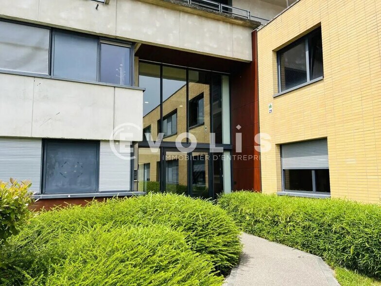 Office in Champs-sur-Marne for lease - Building Photo - Image 1 of 12