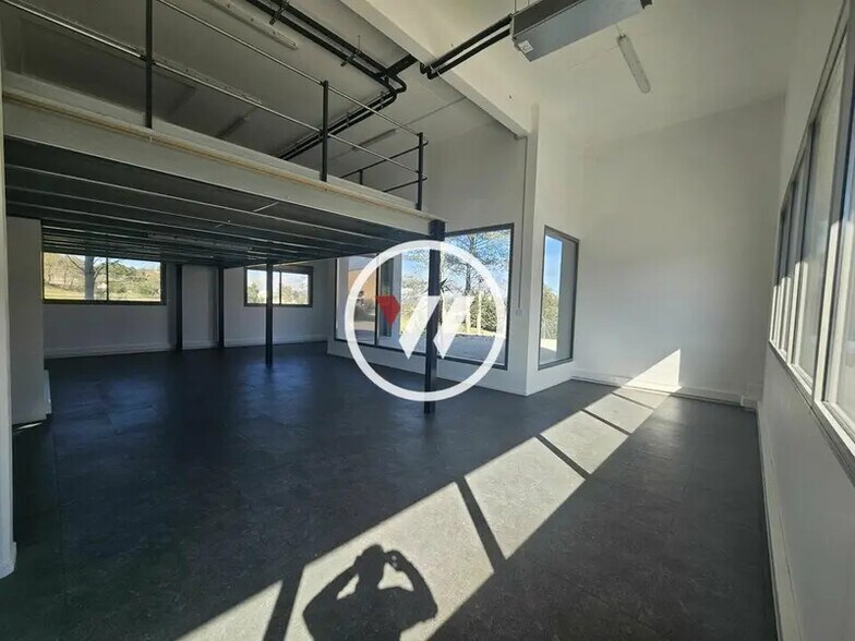 Office in Gardanne for lease - Interior Photo - Image 2 of 8