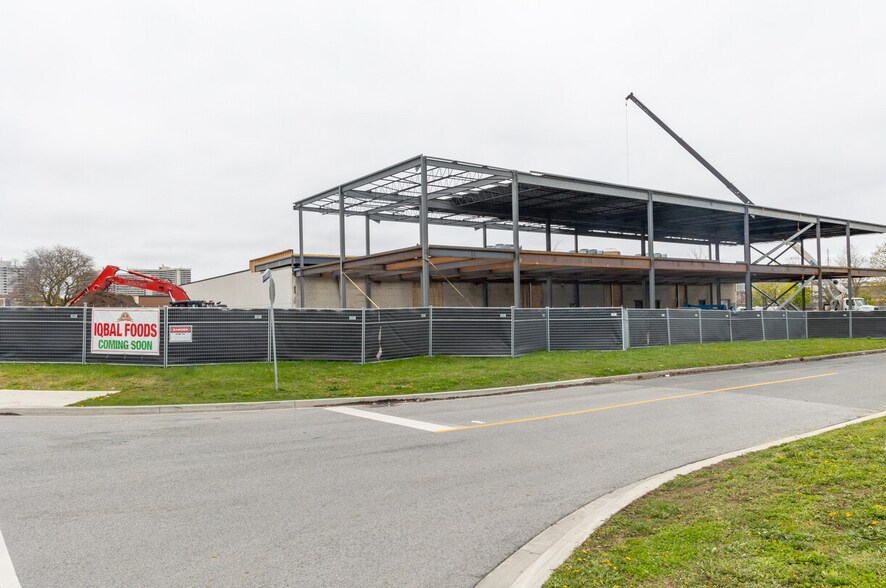 100 Thorncliffe Park Dr, Toronto, ON for lease - Building Photo - Image 3 of 3