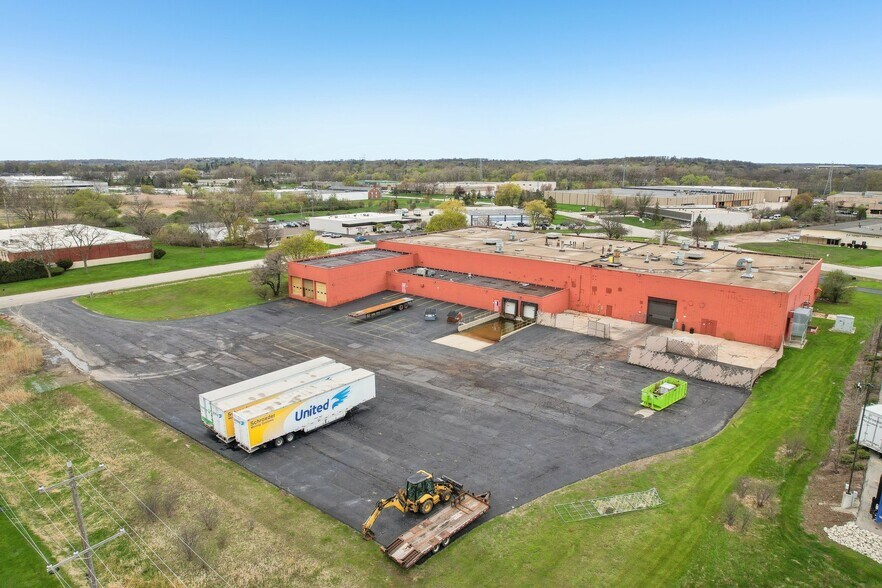 16167 W Rogers Dr, New Berlin, WI for sale - Building Photo - Image 2 of 3