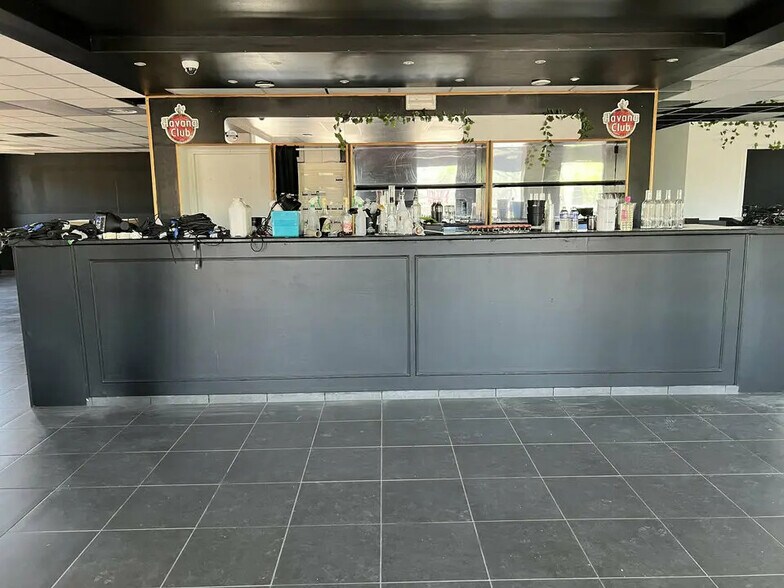 Commerce de détail dans Aix-en-Provence à louer - Photo du bâtiment - Image 2 de 5