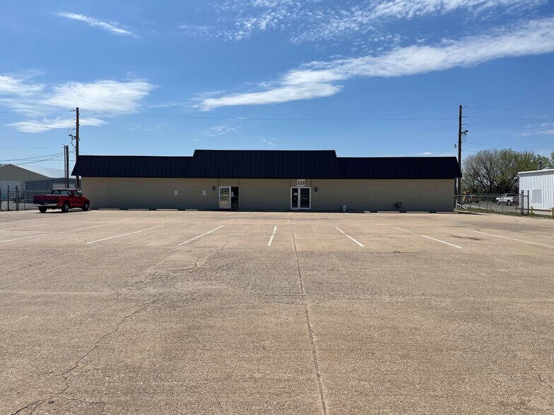 225 S Meridian Rd, Newton, KS for sale - Primary Photo - Image 1 of 1