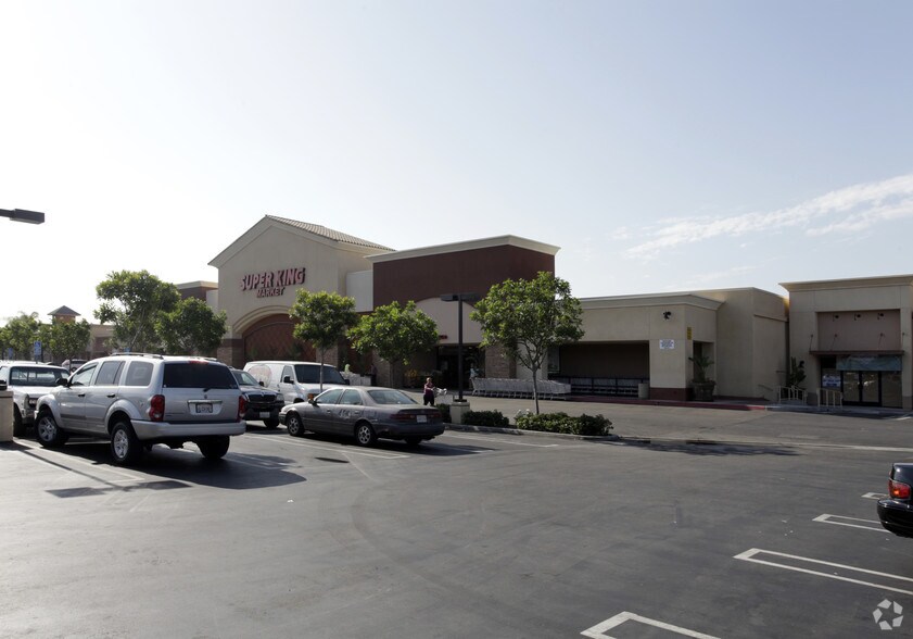 865 S Indian Hill Blvd, Claremont, CA à louer - Photo du bâtiment - Image 2 de 10