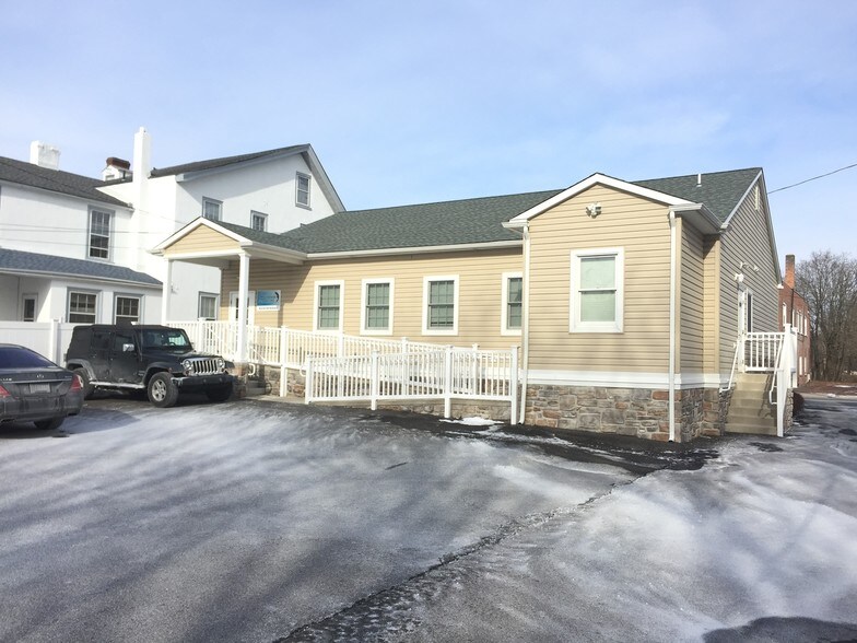 66 N Main St, Sellersville, PA à louer - Photo du bâtiment - Image 2 de 46
