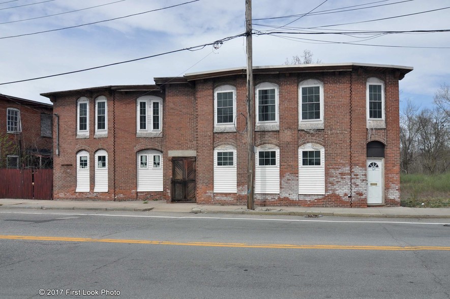 60 E Main St, West Warwick, RI à vendre - Photo du bâtiment - Image 1 de 1