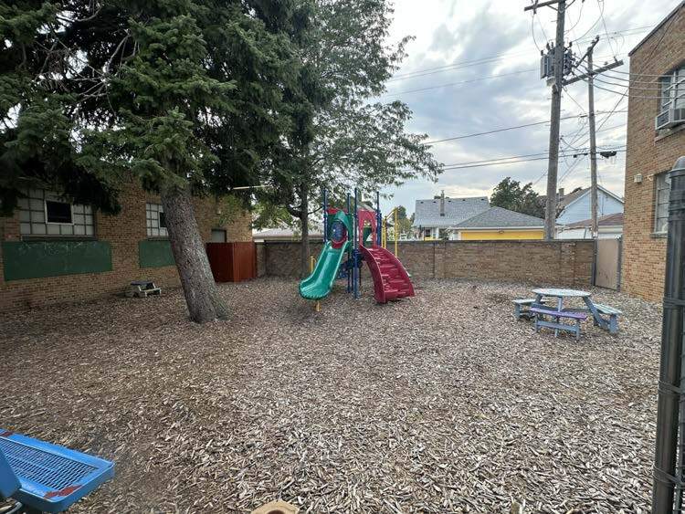 6753 W Rogers St, West Allis, WI à vendre - Photo du bâtiment - Image 2 de 12