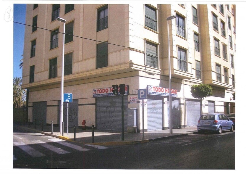 Retail in Elche for lease - Building Photo - Image 1 of 2