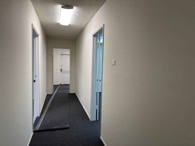 15204 Stagg St, Van Nuys, CA for lease - Building Photo - Image 3 of 16
