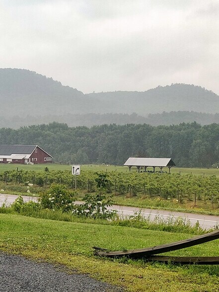 286 Old Route 15, Cambridge, VT à louer - Photo du bâtiment - Image 2 de 15