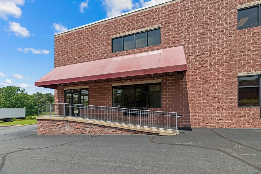 22580 Glenn Dr, Sterling, VA à vendre - Photo du bâtiment - Image 3 de 45