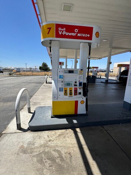 2128 S Riverside Ave, Bloomington, CA à vendre - Photo du bâtiment - Image 2 de 5