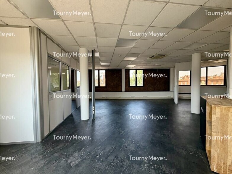18 Place Roguet, Toulouse for lease - Interior Photo - Image 2 of 12