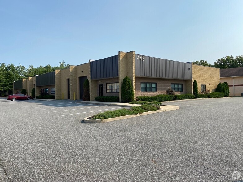 443 Commerce Ln, West Berlin, NJ for lease - Building Photo - Image 2 of 6