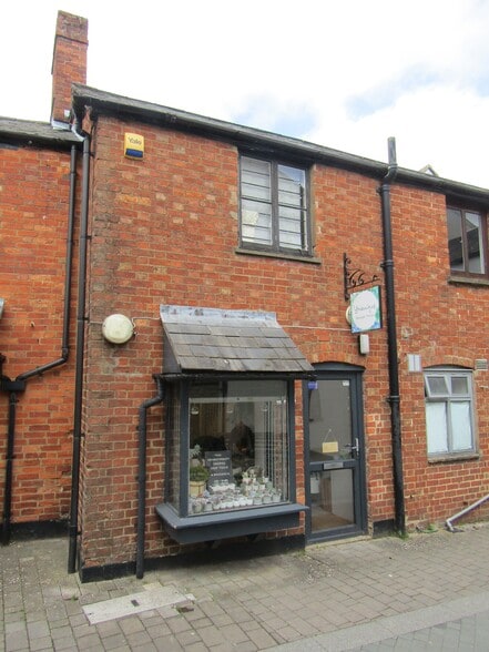 1 & 9 Evans Yard, Bicester for sale - Primary Photo - Image 1 of 2