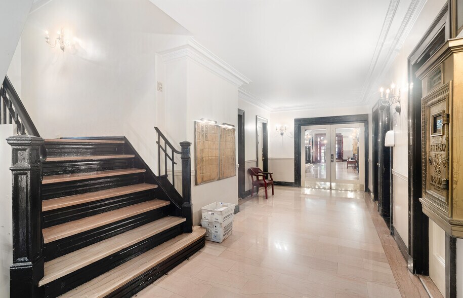 136 E 36th St, New York, NY à vendre - Hall d’entrée - Image 2 de 12