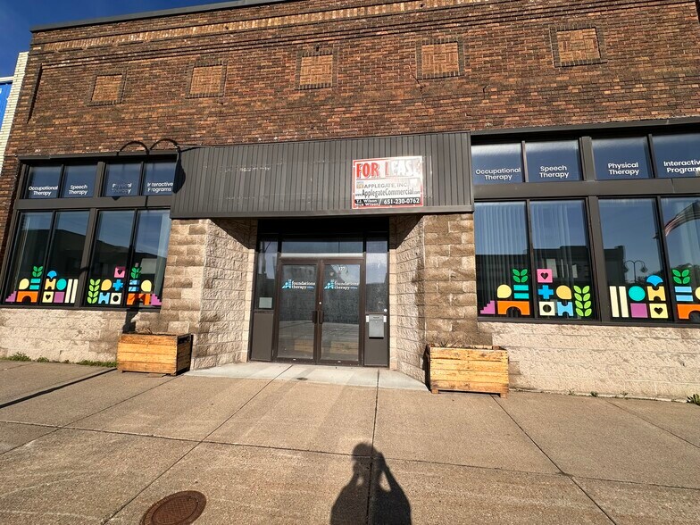 127 S Knowles Ave, New Richmond, WI à louer - Photo du bâtiment - Image 1 de 18