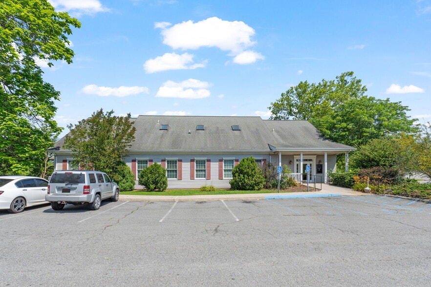 Prime Medical Office Investment portfolio of 2 properties for sale on LoopNet.ca - Building Photo - Image 1 of 33