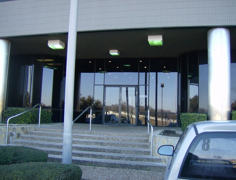 8344 E RL Thornton Fwy, Dallas, TX à louer - Photo du bâtiment - Image 2 de 3