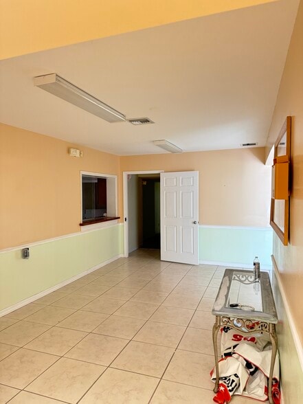 706 N 7th St, Fort Pierce, FL for lease - Building Photo - Image 3 of 12