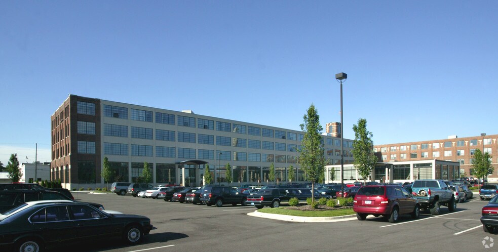 801 Broadway Ave NW, Grand Rapids, MI à louer - Photo principale - Image 1 de 4