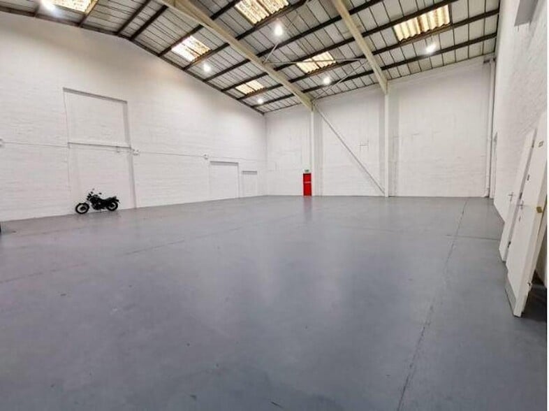 22 Hythe Rd, London for lease - Building Photo - Image 3 of 10