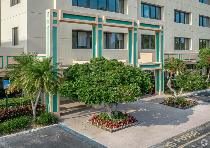 915 Middle River Dr, Fort Lauderdale, FL à louer - Photo du bâtiment - Image 3 de 7