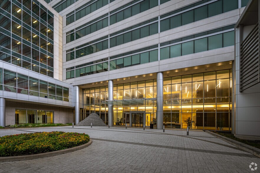 1002 Noble Energy Way, Houston, TX à vendre - Photo du bâtiment - Image 3 de 10