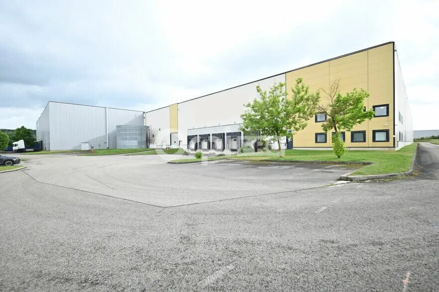 Industrial in Saint-Quentin-Fallavier for lease - Building Photo - Image 3 of 4